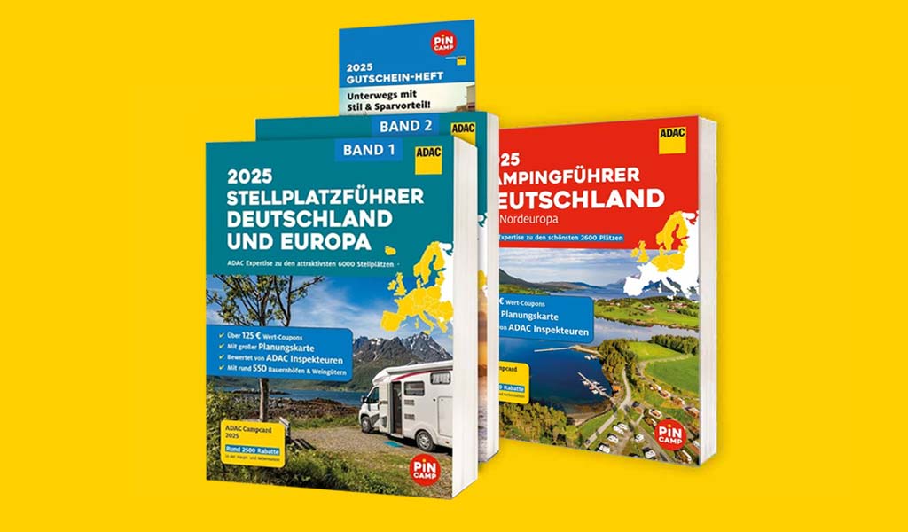 Drei ADAC Campingführer 2025 in bunten Covern mit Wohnmobilbildern, auf gelbem Hintergrund.